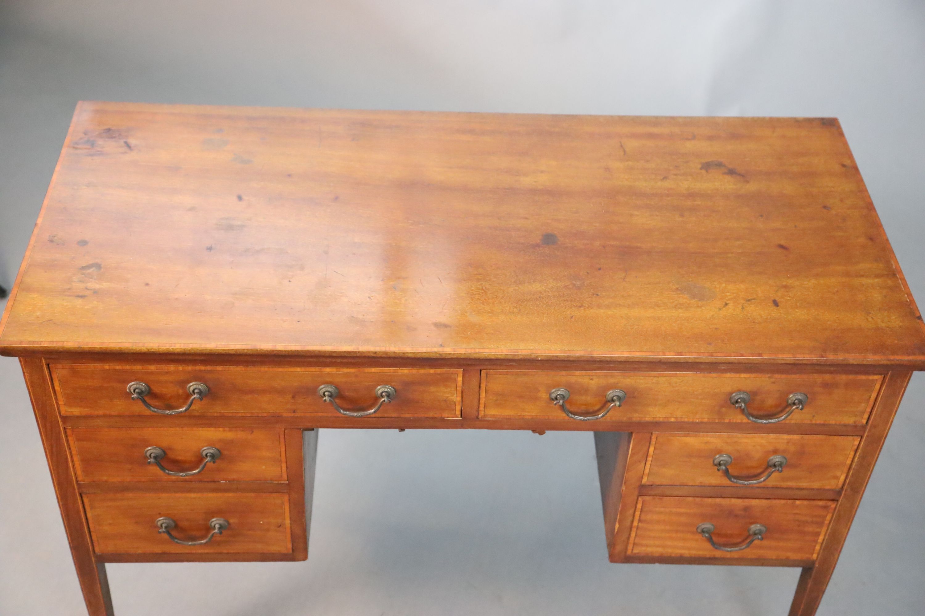 An Edwardian satinwood banded mahogany dressing table, W. 115cm D.82.5cm H.79cm